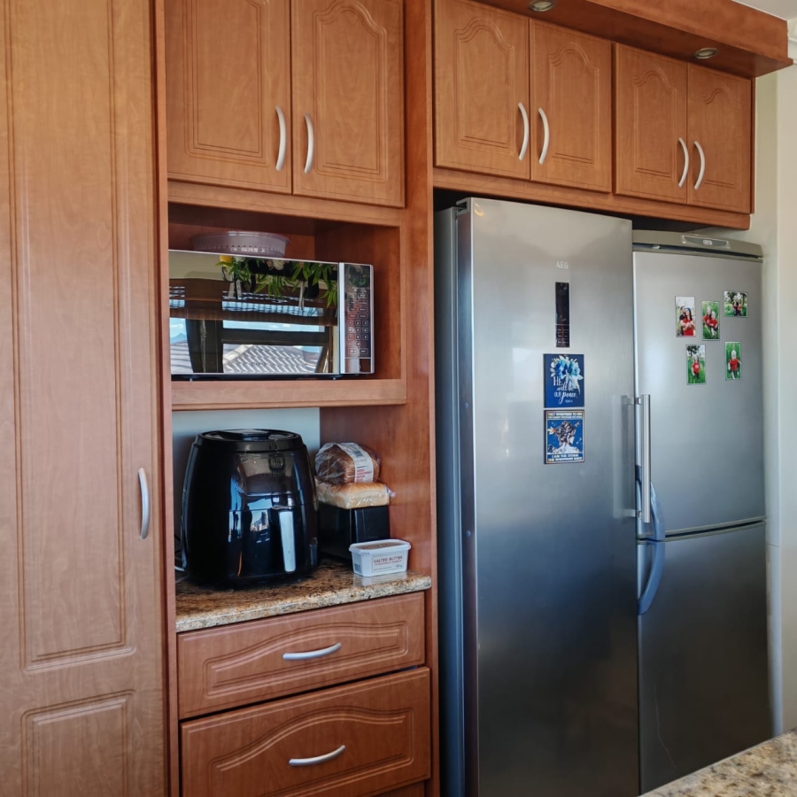 5 Bedroom Property for Sale in Avonddans Western Cape